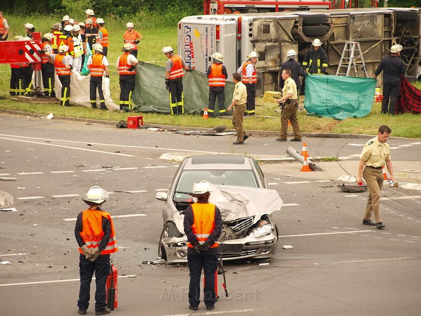 Schwerer Unfall mit Reisebus Lohmar Donrather Dreieck P418.JPG